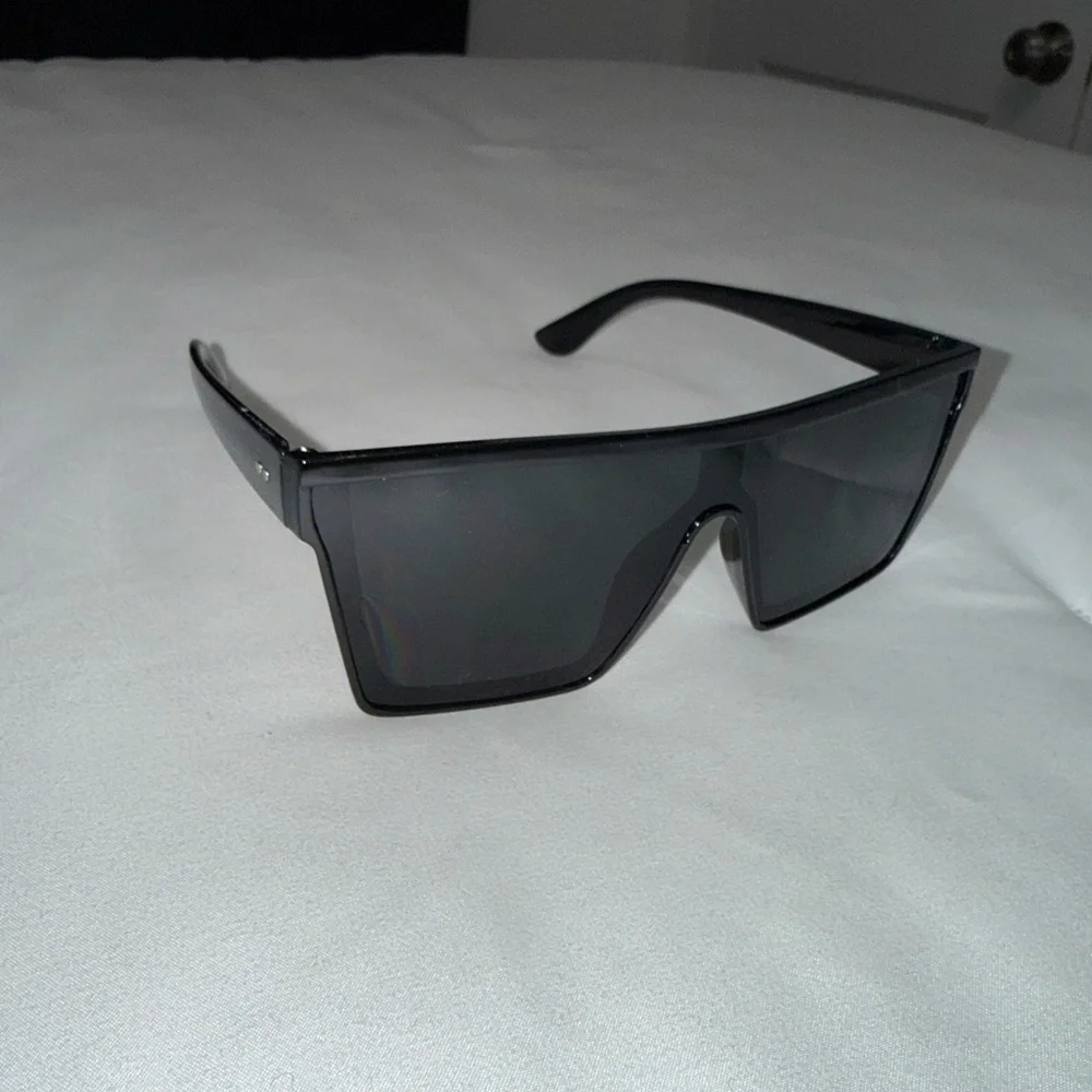 Black Rectangular Sunglasses - Picture 2 of 7